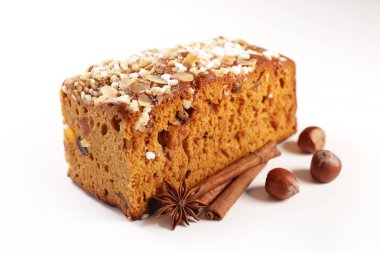 Beyaz arkaplanda izole edilmiş zencefilli ekmek