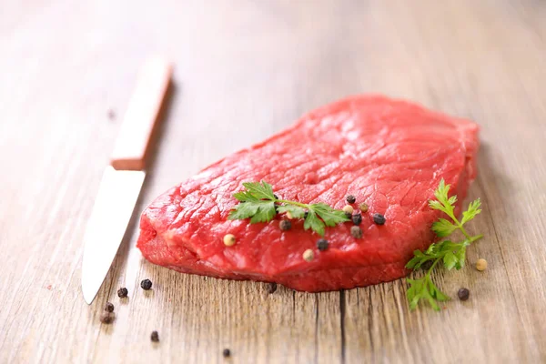 Rohe Beefsteak Und Pfeffer Auf Holz Hintergrund — Stockfoto