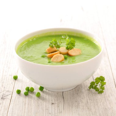 yeşil sebze çorbası ve kızarmış ekmek.