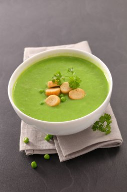 yeşil sebze çorbası ve kızarmış ekmek.