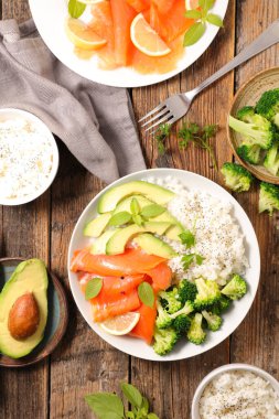 pirinç, brokoli, avokado ve somon.