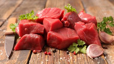 Biftek küpü ve ahşap arka planda baharat