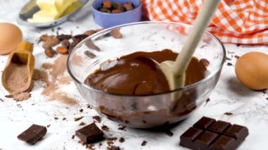 Yemek pişirmek, tatlı olarak çikolata sosu