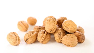 beyaz arka planda izole edilmiş ceviz meyvesi