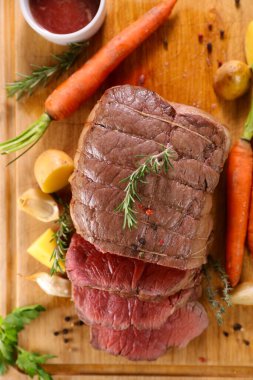 Tahtada biftek ve dilimler.