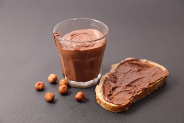 Fındıklı ekmek ve çikolata.