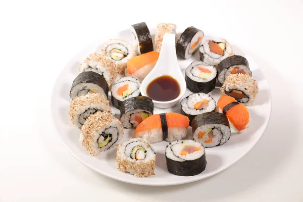 Sushi Och Maski Med Sojasås Vit Bakgrund — Stockfoto