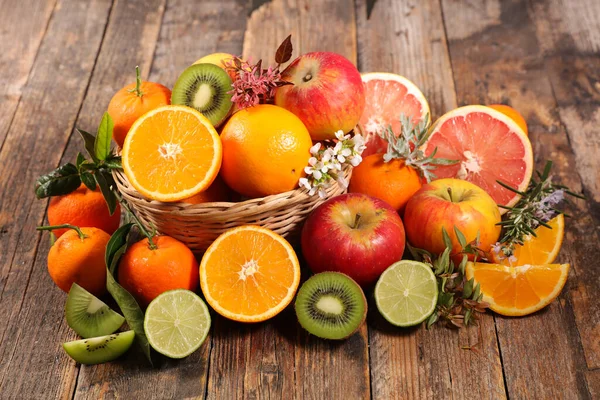 Frutas Frescas Sobre Fondo Madera —  Fotos de Stock