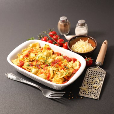 Peynirli raviyoli ve domates soslu.