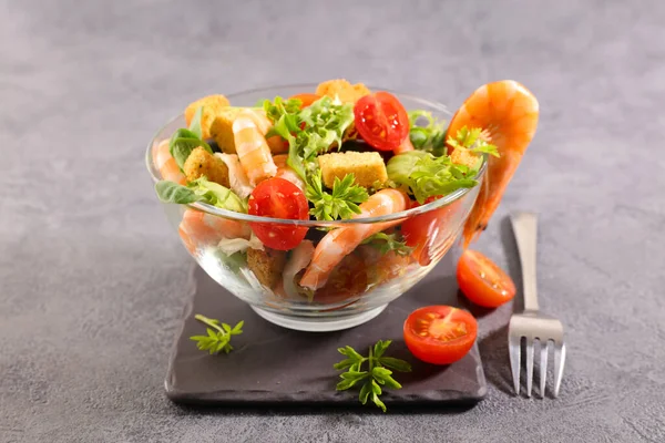 Tazón Ensalada Con Camarones Lechuga Crouton —  Fotos de Stock