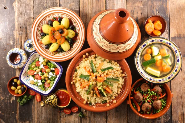 Ποικιλία Από Moroccan Κουζίνα Κους Κους Tajine Και Σαλάτα — Φωτογραφία Αρχείου