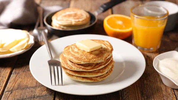 Pfannkuchen Mit Orangensaft Auf Dem Tisch — Stockfoto