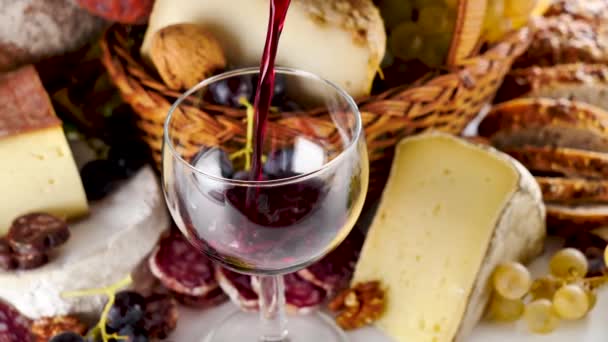 Peynirli Salamlı Ekmekli Bir Bardağa Kırmızı Şarap Dökülüyor — Stok video