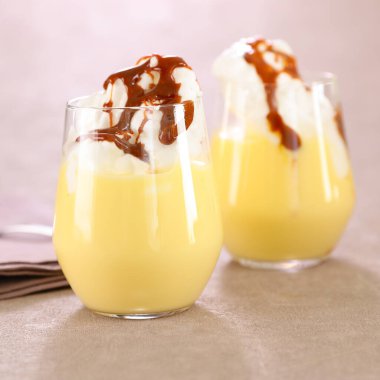 yüzen ada kreması ve karamel.