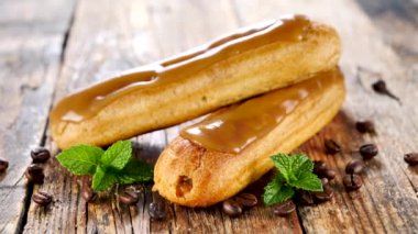 Ahşap arka planda kahve ekini