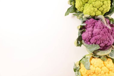 beyaz arkaplanda izole edilmiş renkli karnabahar