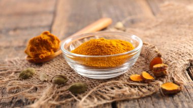 zerdeçal tozu ve kök