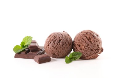 Beyaz arka planda izole edilmiş çikolatalı dondurma