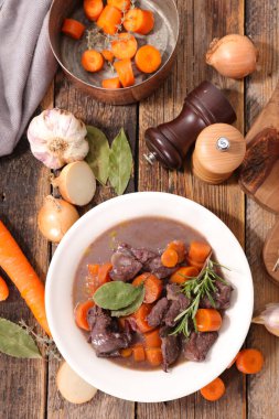 Havuçlu sığır güveci ve şarap sosu