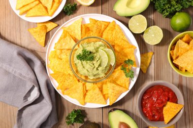 Guacamole ve salsa soslu tortilla cipsi.