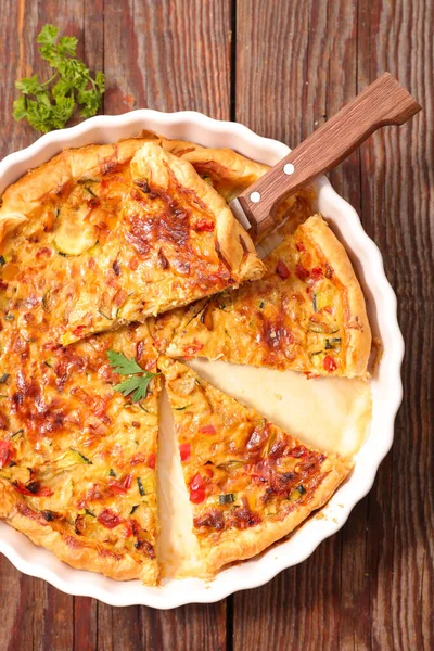 Zeleninová Quiche Plátek Pozadí Dřeva — Stock fotografie