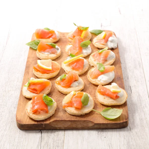 Tablero Madera Con Canapé Salmón — Foto de Stock