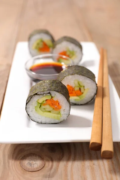 Sushi Maki Com Salmão Abacate — Fotografia de Stock