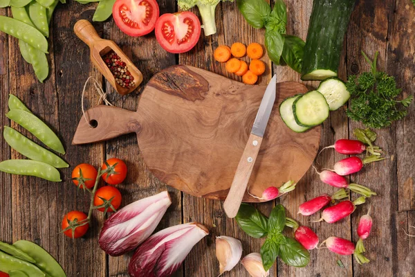 Holzbrett Mit Frischem Gemüse — Stockfoto