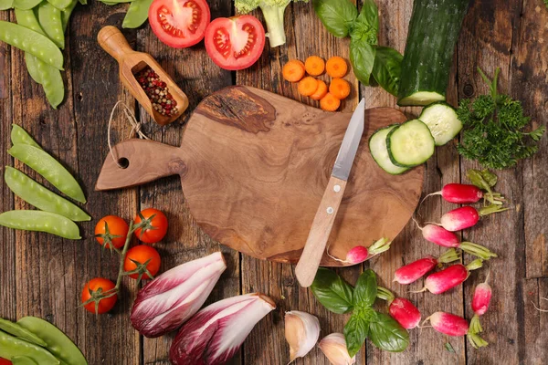 Tábua Madeira Com Legumes Frescos — Fotografia de Stock