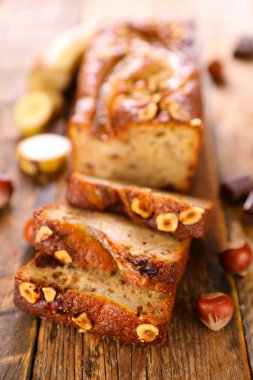 Ahşap zemin üzerinde ev yapımı muz ekmeği