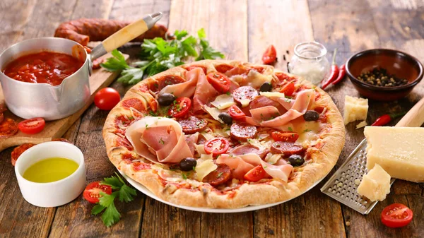 配辣火腿 辣香肠 奶酪和橄榄的披萨 — 图库照片