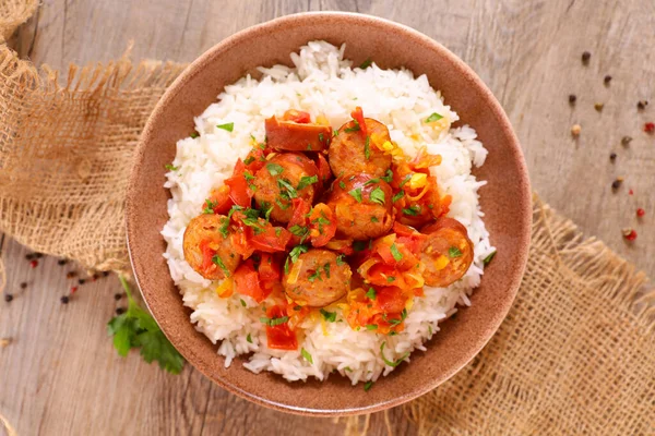 Creole Bulaşık Rougail Baharatlı Domates Soslu Sosis Pilav — Stok fotoğraf