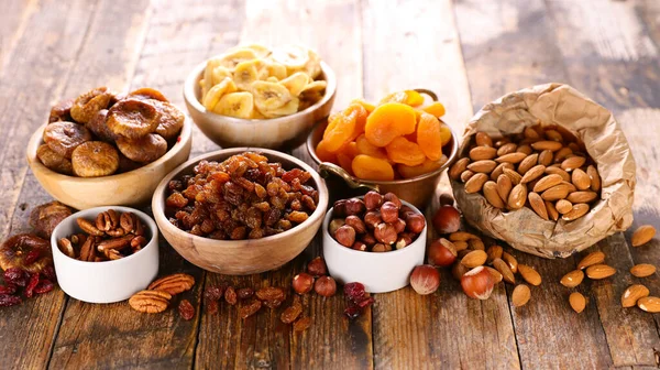 Frutos Secos Frutos Secos Sobre Fundo Madeira — Fotografia de Stock