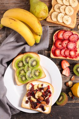 Kahvaltıda meyveli tost.