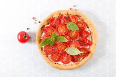 Peynirli ve fesleğenli domates kiş.