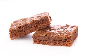 Beyaz arka planda izole edilmiş çikolatalı pasta