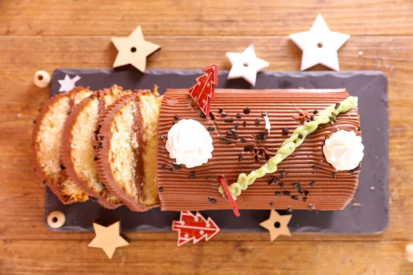 巧克力耶鲁圆木圣诞蛋糕和装饰 — 图库照片