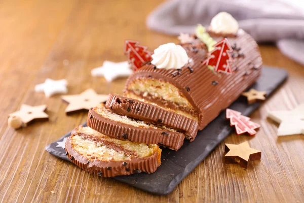 Schokolade Yule Log Weihnachtskuchen Und Dekoration — Stockfoto