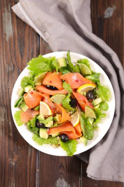 Füme somon ve karışık salata.