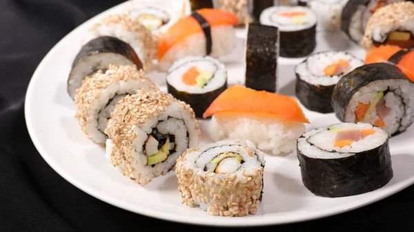 Blandat Maki Roll Och Sushi — Stockfoto