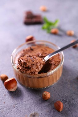 Masada çikolatalı mus var.