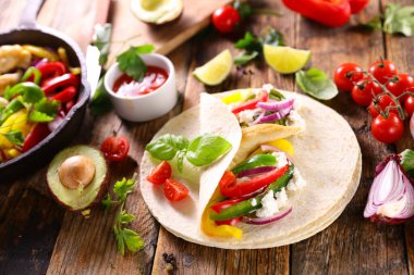 Meksika usulü ızgara tavuk fajitası ve sebze.