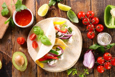 Meksika usulü ızgara tavuk fajitası ve sebze.