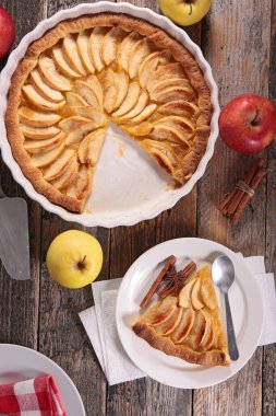 Tahta arka planda elmalı turta dilimi