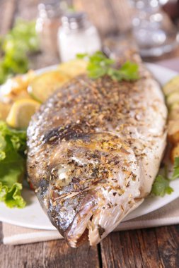 Kızarmış balık ve marulu yakın.