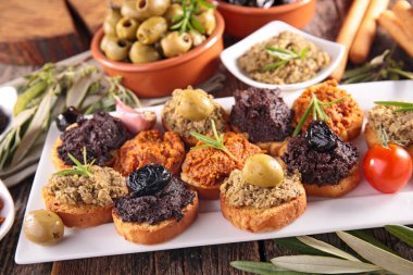 Çeşit çeşit tapenade ve ekmek çubukları, kanepe