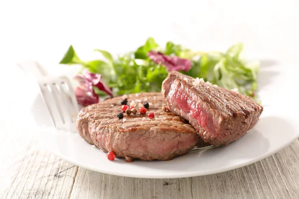 Gegrilltes Steakfilet Und Pfeffer — Stockfoto