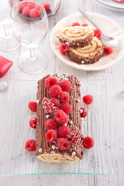 Schokolade Weihnachten Yule Log Kuchen Und Himbeere — Stockfoto