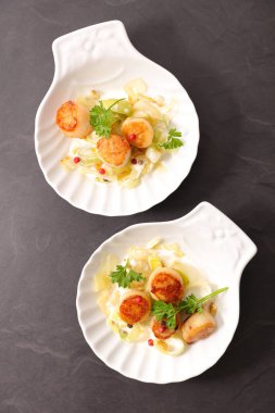 Pırasa ve kremayla kavrulmuş deniz tarağı.