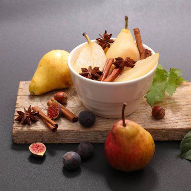 Tahtada baharat olan haşlanmış armut.